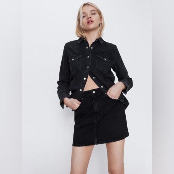 Dresses & Skirts - Zara Mini Skirt